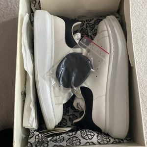 Alexander McQueen
Alexander McQueen Oversized Sneakers